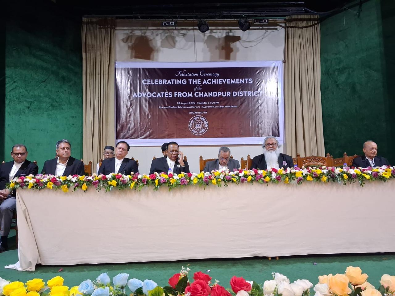 সংবর্ধনা অনুষ্ঠানের মঞ্চে অতিথিবৃন্দ, শহীদ শফিউর রহমান মিলনায়তন